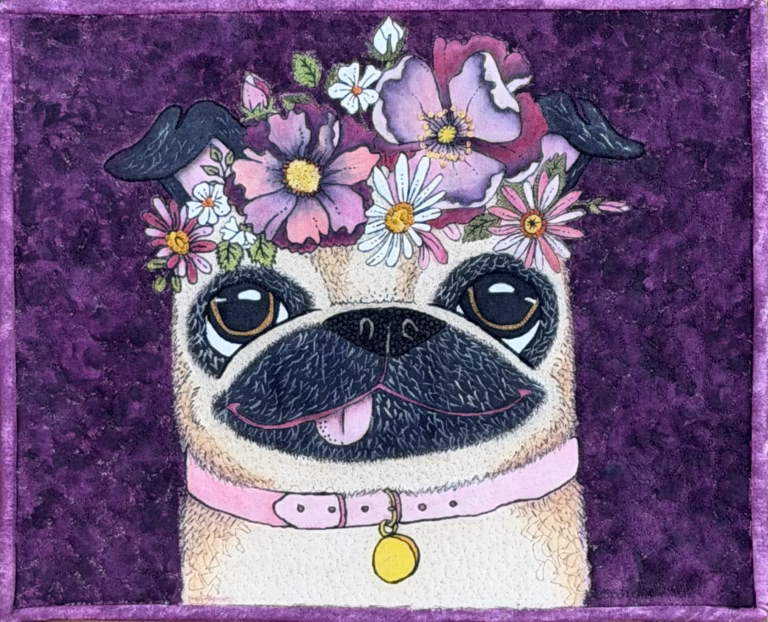 RETRATO DE AFETO – O PUG E AS FLORES – Arte Têxtil Exclusiva